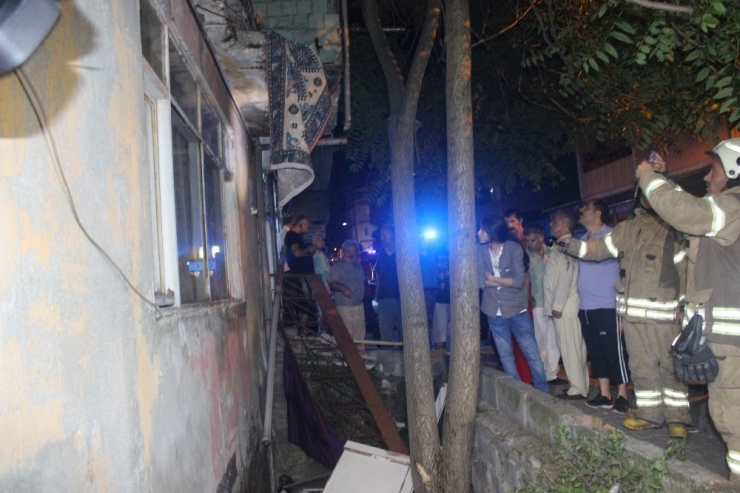 Beyoğlu’nda Bir Evin Balkonu Çöktü: 3’ü Çocuk 5 Yaralı