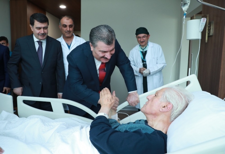 Bakan Koca’dan, Nuri Pakdil’e Hastane Ziyareti