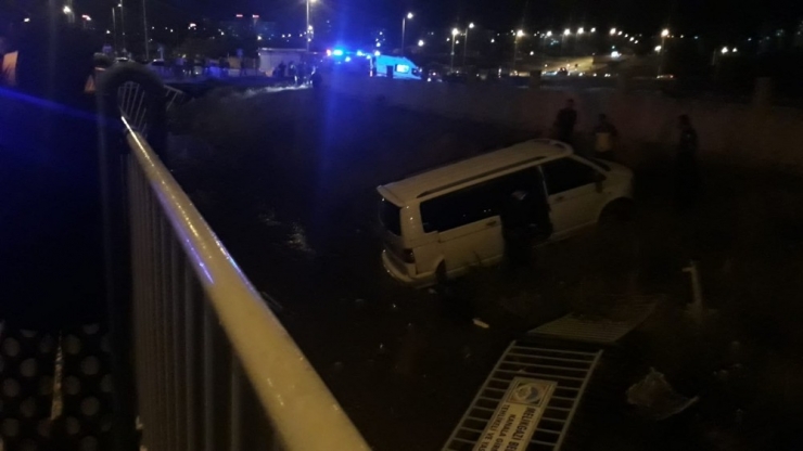 Minibüs Kanala Uçtu: 7 Yaralı