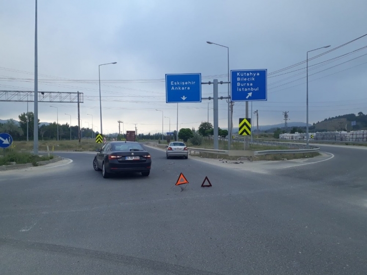 İki Otomobil Çarpıştı; 4 Yaralı