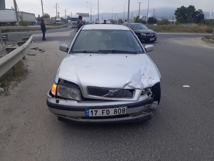 İki Otomobil Çarpıştı; 4 Yaralı