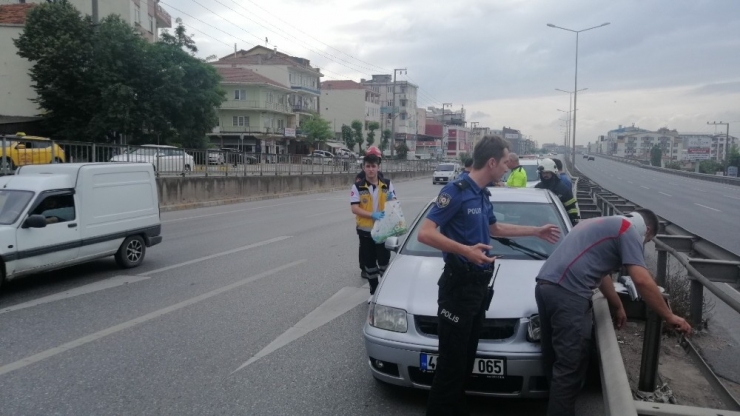 Direksiyon Başında Nöbet Geçiren Sürücü Bariyerlere Çarptı
