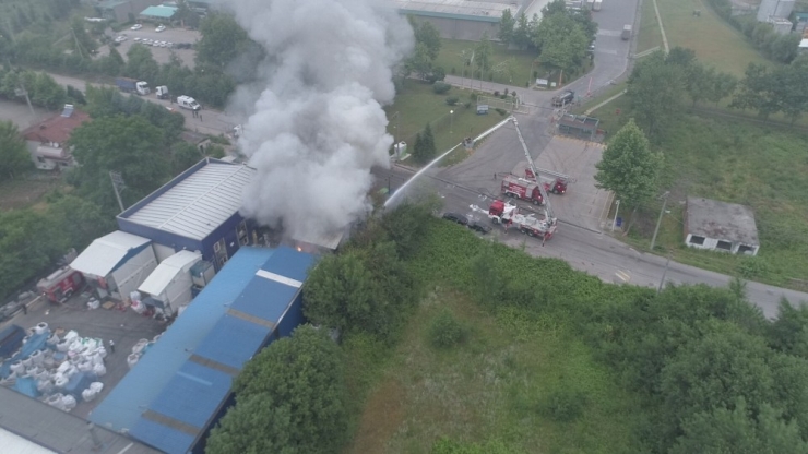 Atık Pil Fabrikasındaki Yangın Havadan Görüntülendi