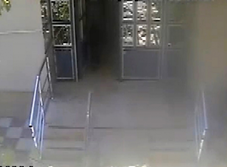 Apartmanın Kapısını Söküp Sırtına Alıp Gitti