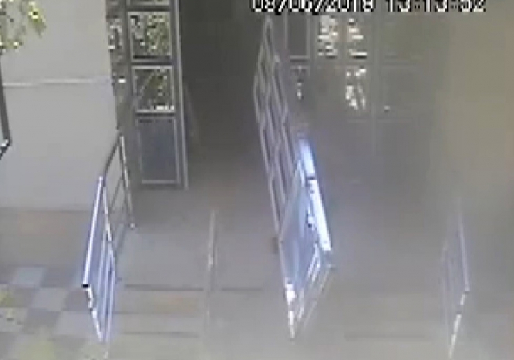 Apartmanın Kapısını Söküp Sırtına Alıp Gitti