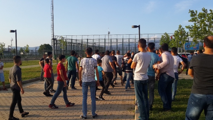 Amatör Küme Maçında Sporcuların Soyunma Odasını Bastılar