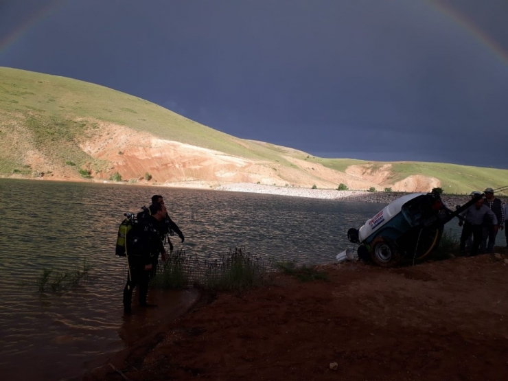 El Frenini Çekmeyi Unutunca Traktör Gölete Girdi