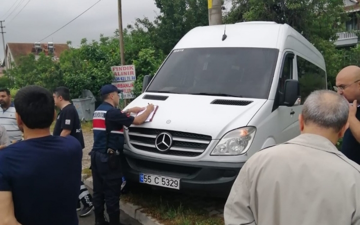 Hareket Halindeki Minibüsün Sol Arka Lastiği Patladı: 3 Yaralı