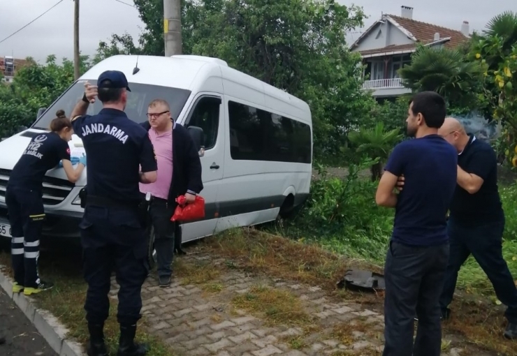 Hareket Halindeki Minibüsün Sol Arka Lastiği Patladı: 3 Yaralı