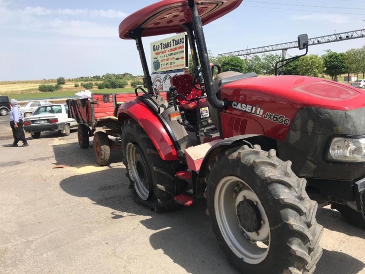 Şanlıurfa’da Meydana Gelen Kazada Arpa Yola Saçıldı