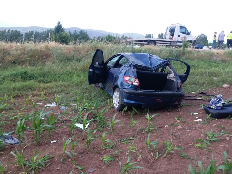 Otomobil Şarampole Uçtu: 3 Yaralı