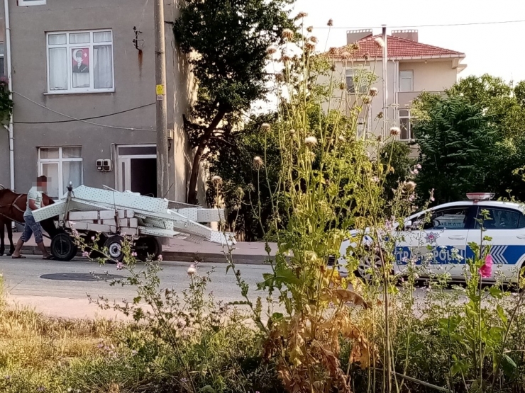 Çaldığı Demirleri At Arabasına Yükleyip Kaçarken Yakalandı