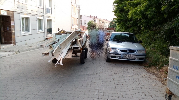 Çaldığı Demirleri At Arabasına Yükleyip Kaçarken Yakalandı