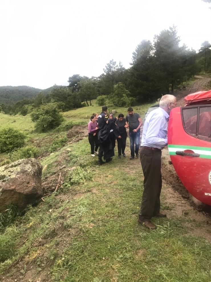Yaylada Mahsur Kalan 13 Kişiyi Jandarma Kurtardı