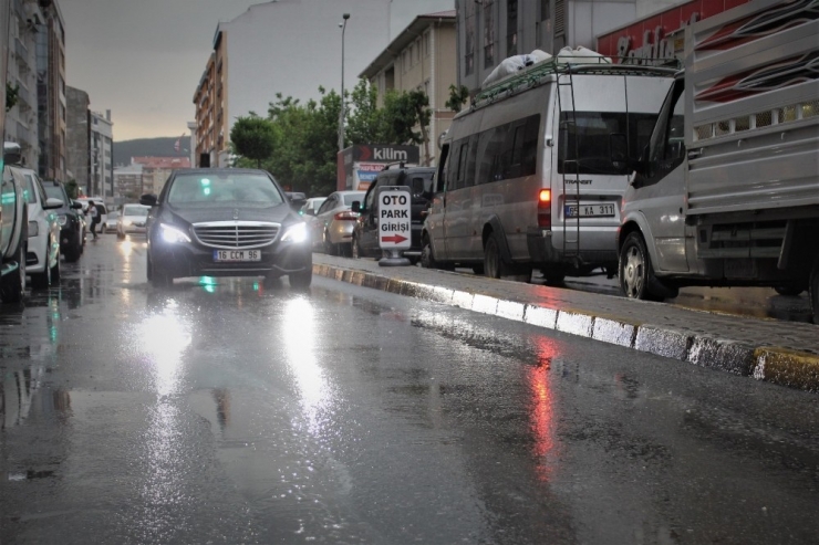 Vanlılar Yağmura Hazırlıksız Yakalandı