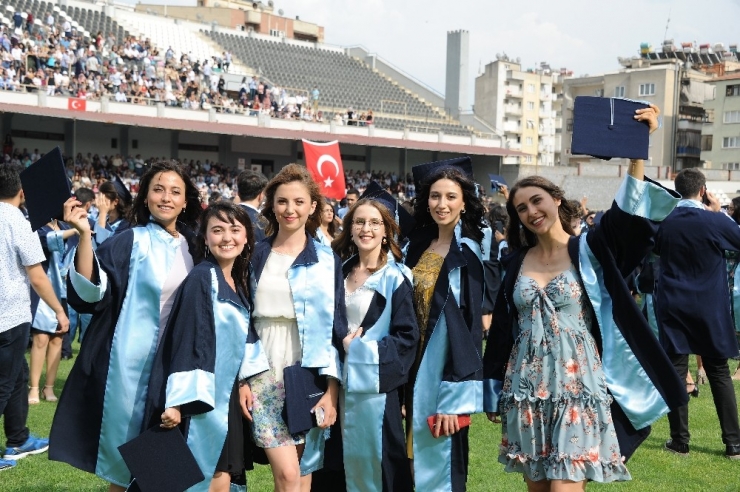 Adü 11 Bin Mezununu Uğurladı