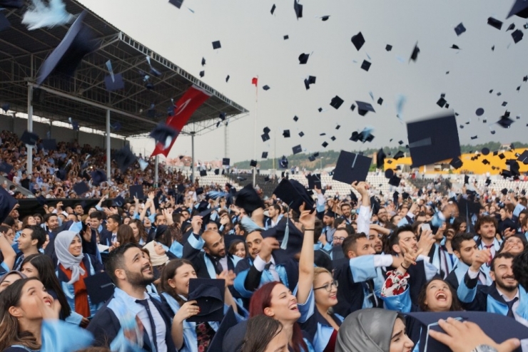 Adü 11 Bin Mezununu Uğurladı