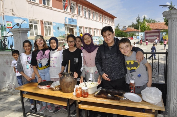 Şuhutlu Minik Öğrenciler Okul Yararına Yıl Sonu Kermesi Düzenledi