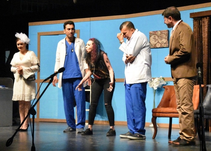 Aliağa’da “Kaç Baba Kaç” Kahkahaya Boğdu