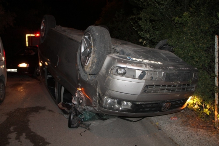 Düğünden Dönen Minibüs Kaza Yapı: 3 Yaralı