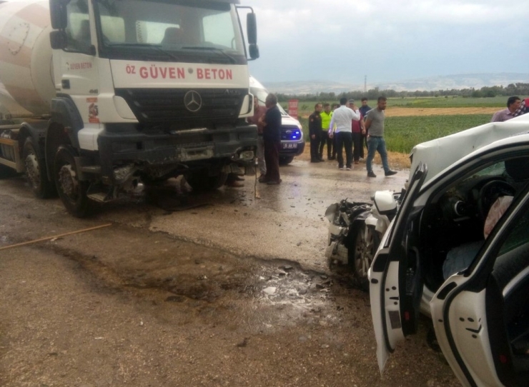 Otomobil İle Beton Mikseri Çarpıştı: 6 Yaralı