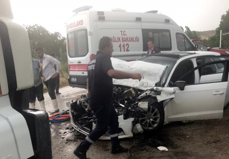 Otomobil İle Beton Mikseri Çarpıştı: 6 Yaralı