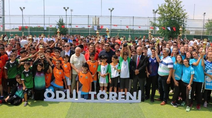 Okullar Ligi Şampiyonları Kupalarına Kavuştu