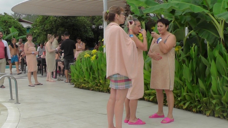 Saunada Yangın Çıkınca Peştamalle Havuza Sığındılar