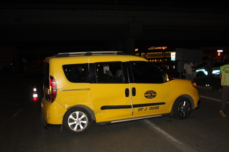 Turistleri Taşıyan Ticari Taksi Kaza Yaptı: 2 Yaralı