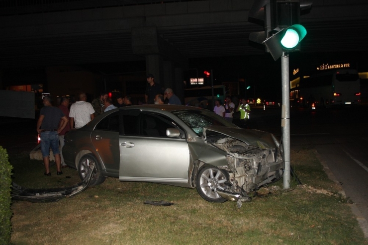 Turistleri Taşıyan Ticari Taksi Kaza Yaptı: 2 Yaralı