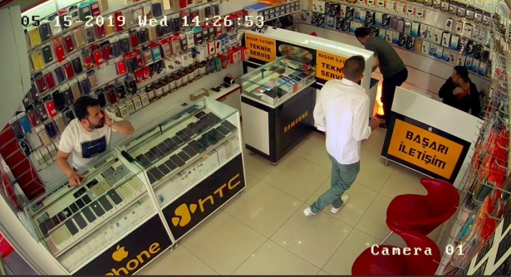 Tamir Ettiği Cep Telefonunun Bataryası Elinde Patladı