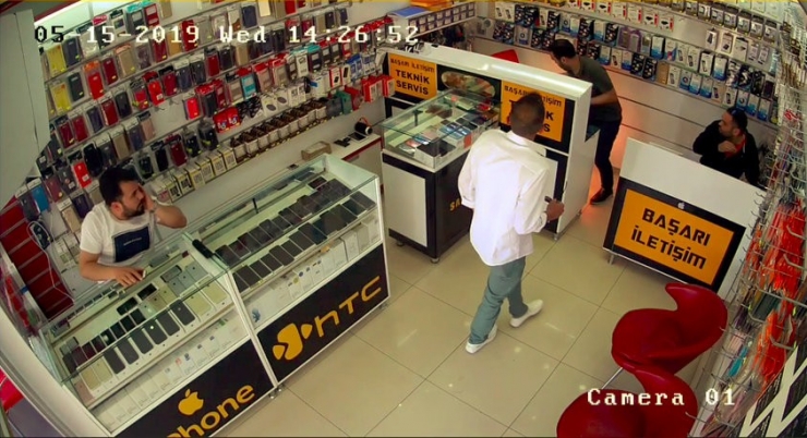 Tamir Ettiği Cep Telefonunun Bataryası Elinde Patladı