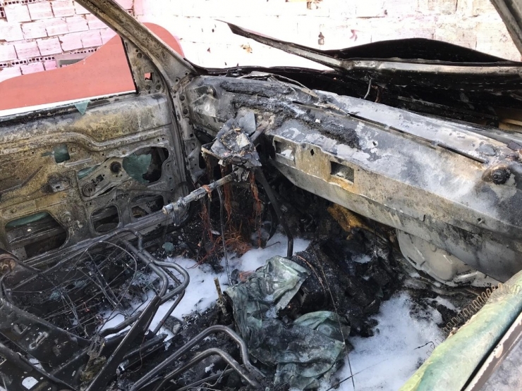 Park Halindeyken Yanmaya Başlayan Panelvan Metal Yığınına Döndü