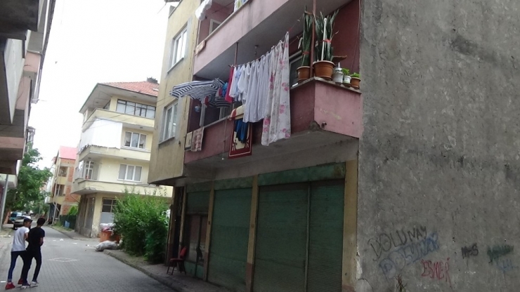 Balkondan Düşen Küçük Çocuk Ağır Yaralandı