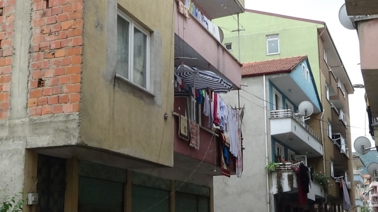 Balkondan Düşen Küçük Çocuk Ağır Yaralandı