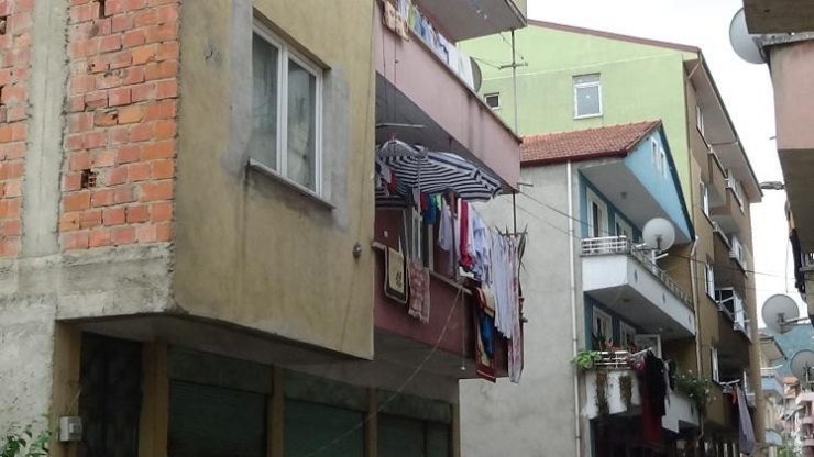 Balkondan Düşen Küçük Çocuk Hastanede Hayatını Kaybetti