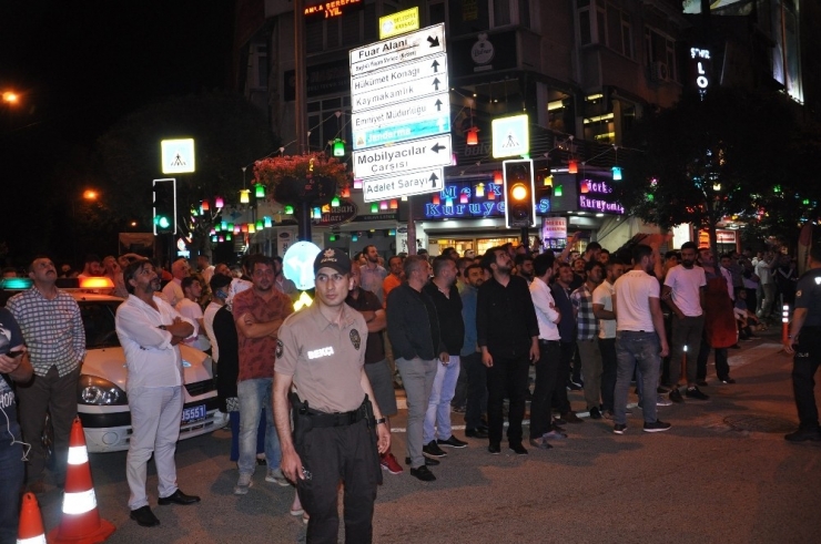 Eşiyle Tartıştı Çatıda Çıkıp İntihara Kalkıştı