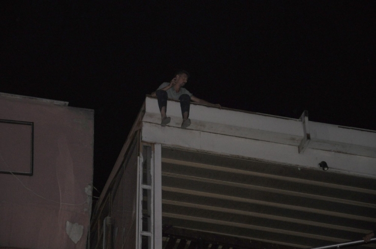 Eşiyle Tartıştı Çatıda Çıkıp İntihara Kalkıştı