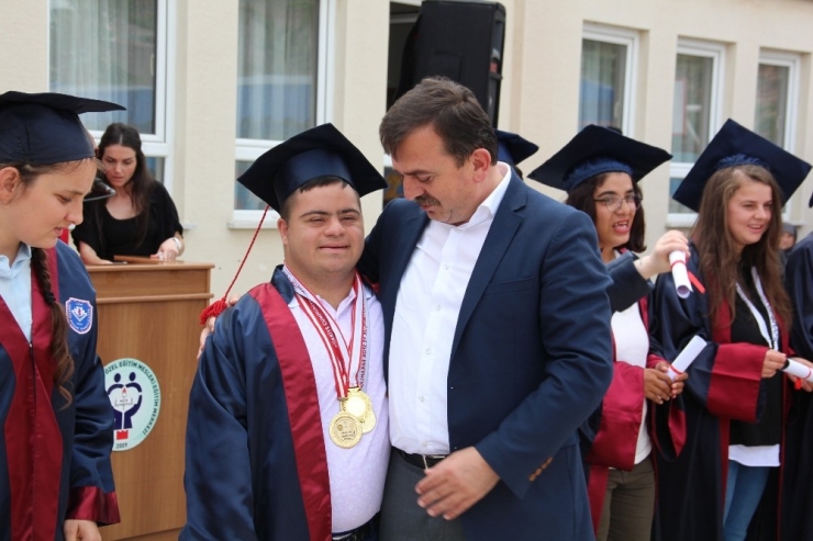 Çan Zeynep Bodur Okyay Özel Eğitim Mesleki Eğitim Okulu 12 Mezun Verdi