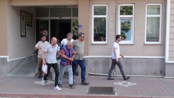 İş Makinesiyle Ezip Parçaladıkları Araçları Sahipleri Bile Tanıyamadı