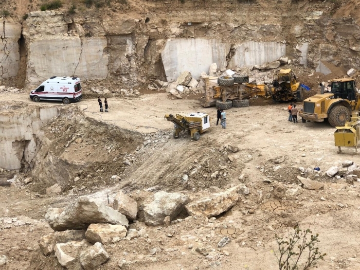 30 Metreden Düşen Hafriyat Kamyonunun İçinde Can Verdi