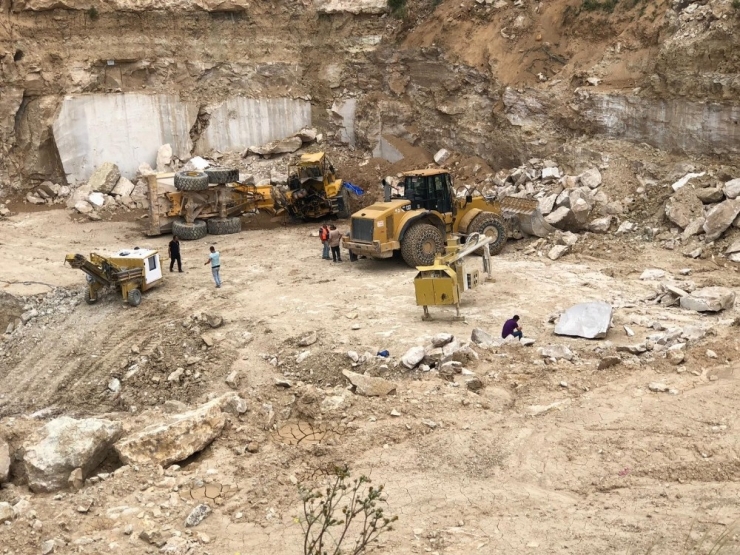 30 Metreden Düşen Hafriyat Kamyonunun İçinde Can Verdi