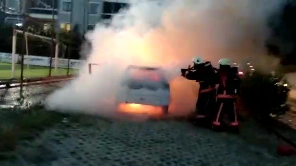 Park Halindeki Araç Alev Alev Yandı