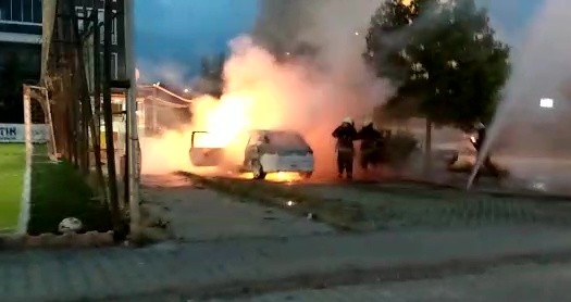 Park Halindeki Araç Alev Alev Yandı
