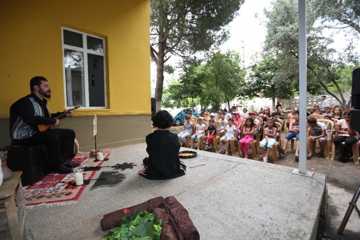 Efeler Tiyatroya Doyacak