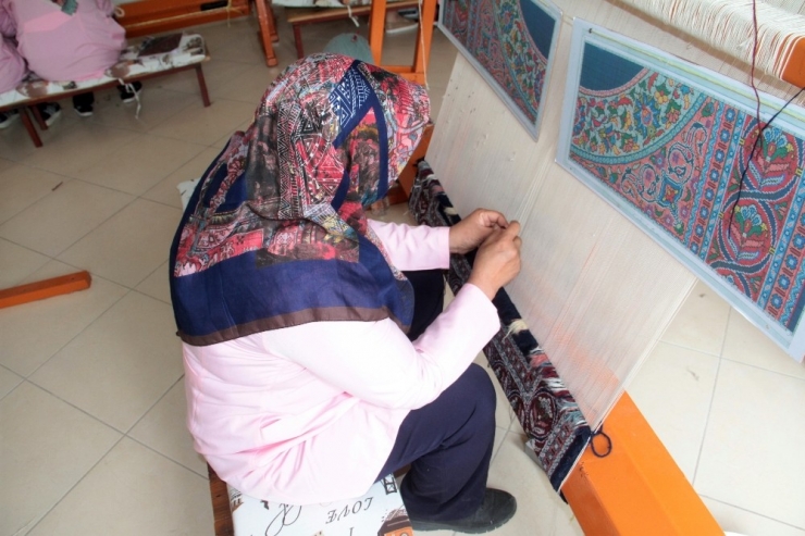 Halı Dokumak, Hastalığına Terapi Oldu