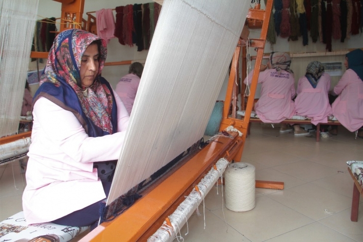 Halı Dokumak, Hastalığına Terapi Oldu