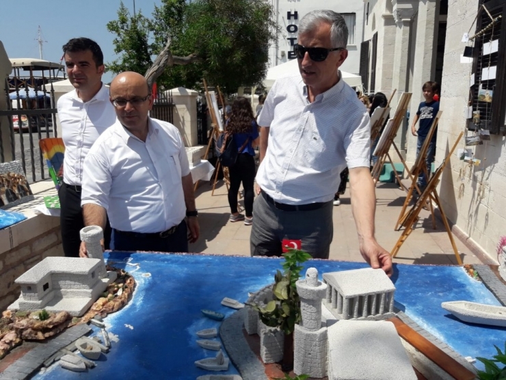 Foça’da Dikkat Çeken Sergi