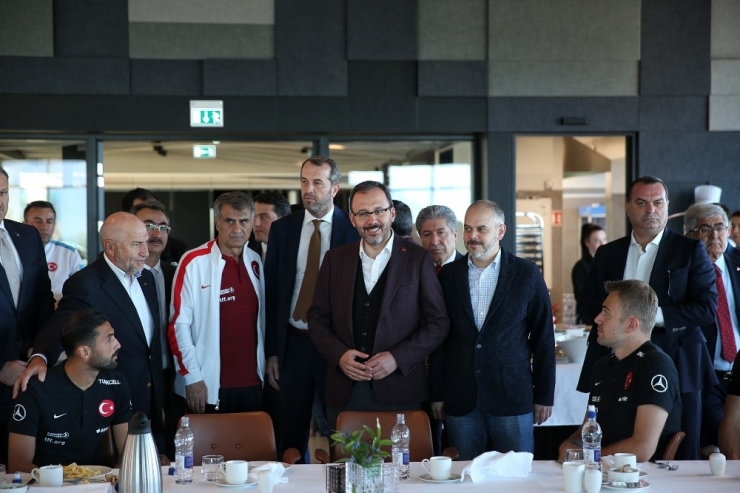 Bakan Kasapoğlu’ndan Milli Takım’a Moral Ziyareti
