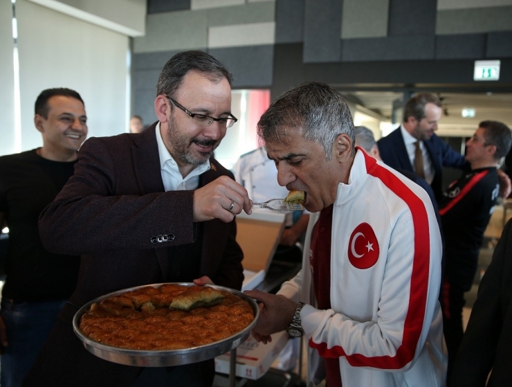 Bakan Kasapoğlu’ndan Milli Takım’a Moral Ziyareti